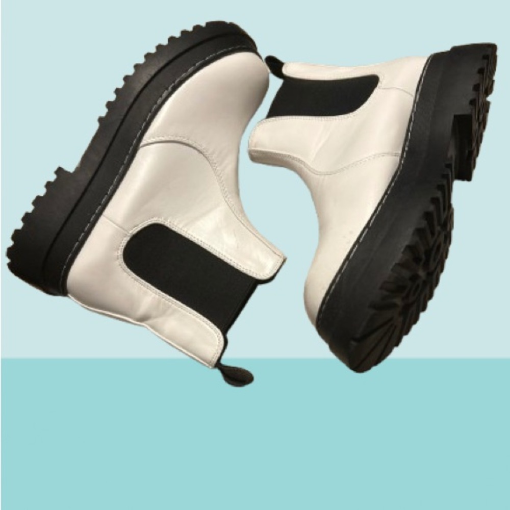Bella Marie white leather ankle boots w/h double elastic inside and outside $35